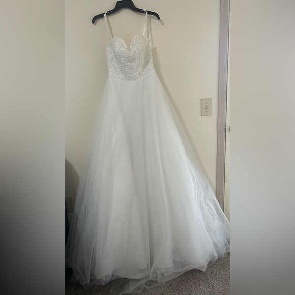 Christina Wu Dresses & Skirts - Stunning Christina Wu Exclusive Elegant Ivory White Wedding Dress Sparkle Size 6
